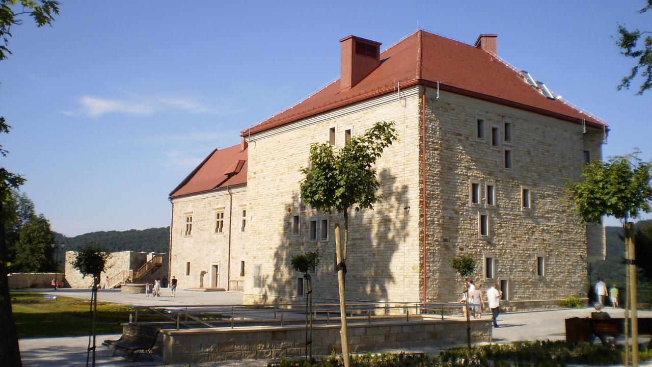 Dom Turysty Sanok Aparthotel Екстериор снимка